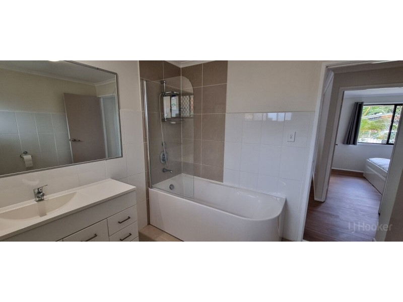 2/1 Nevenia Street, Labrador QLD 4215