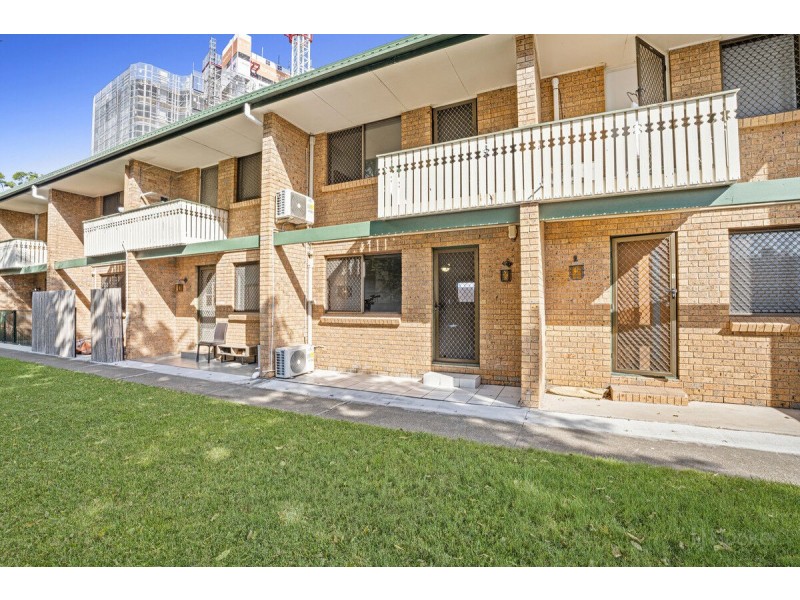 2/11 Frank Street, Labrador QLD 4215