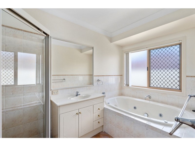 25 Nottinghill Gate Drive, Arundel QLD 4214