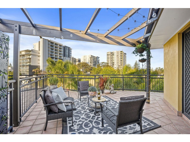 27/10-12 Bath Street, Labrador QLD 4215