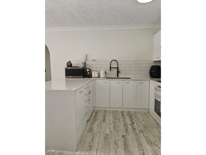 1/5 Brett Avenue, Labrador QLD 4215