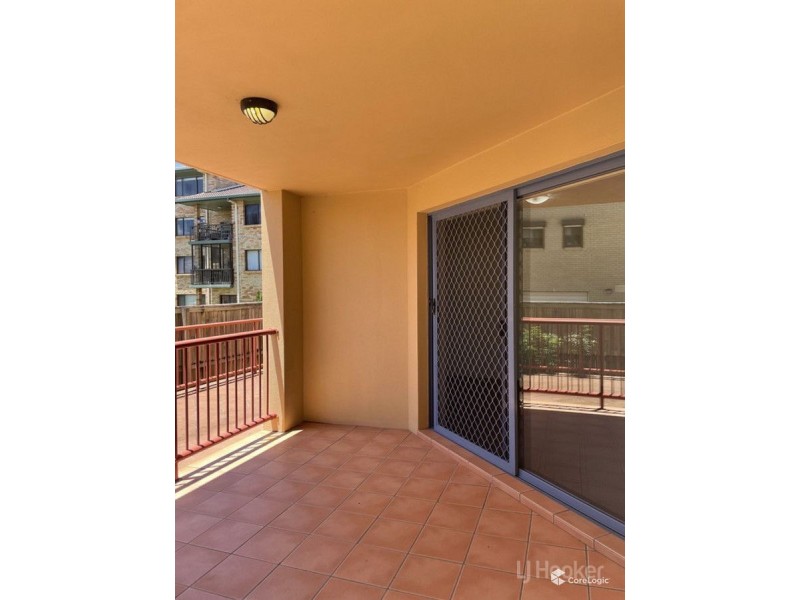 8/89 Frank Street, Labrador QLD 4215