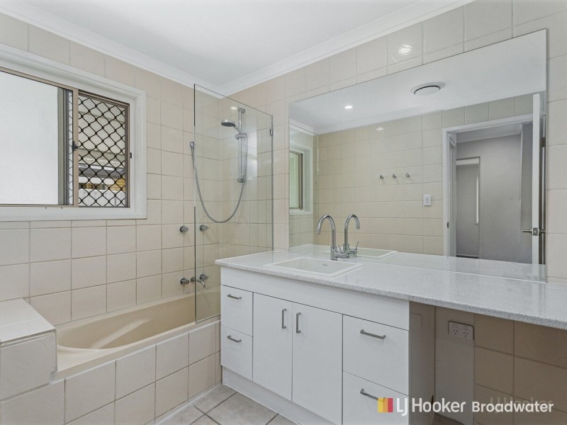 2/144 Kumbari Avenue, Labrador QLD 4215