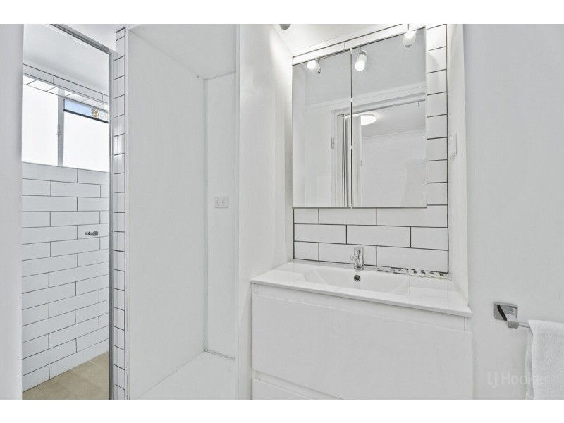 16/125 Frank Street, Labrador QLD 4215