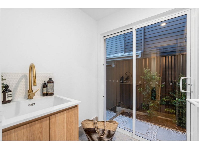 2/4 Teresa Lane, Labrador QLD 4215