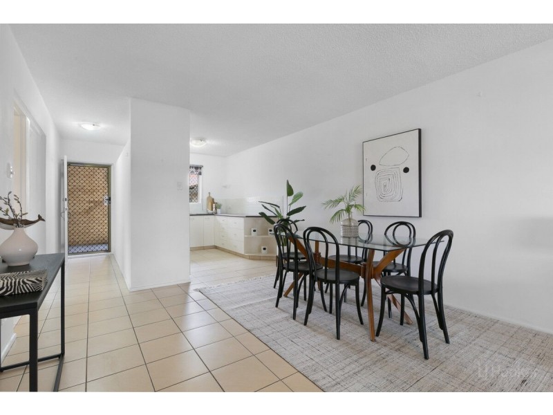 27/224 Marine Parade, Labrador QLD 4215