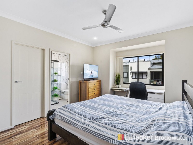 2/33 Harley Street, Labrador QLD 4215