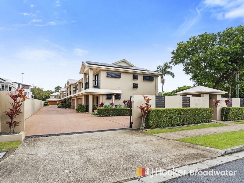 2/33 Harley Street, Labrador QLD 4215