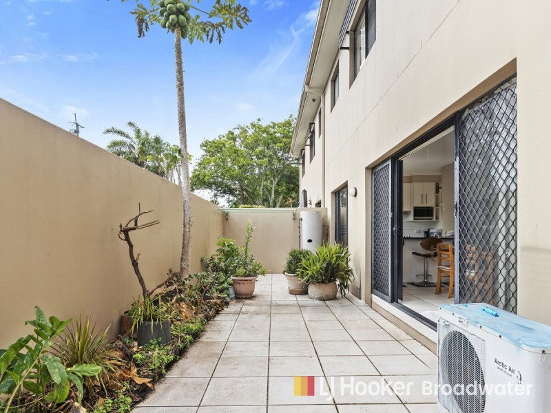 2/33 Harley Street, Labrador QLD 4215