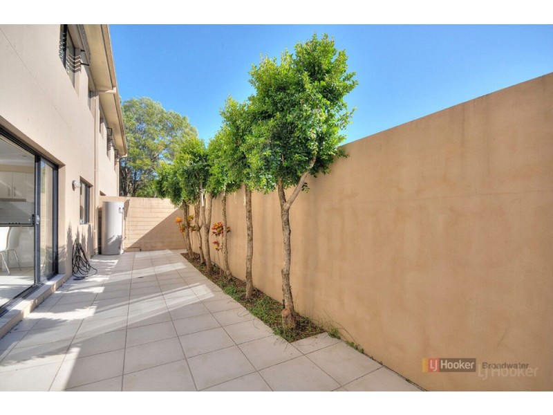 2/33 Harley Street, Labrador QLD 4215