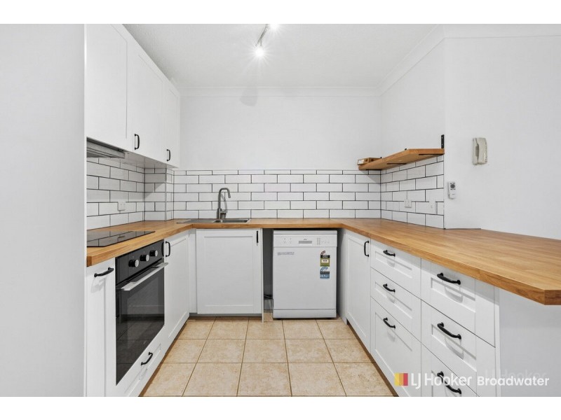2/9 Bradford Street, Labrador QLD 4215