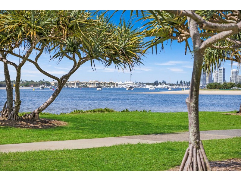 1/210 Marine Parade, Labrador QLD 4215