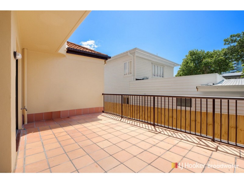 2/143 Frank Street, Labrador QLD 4215