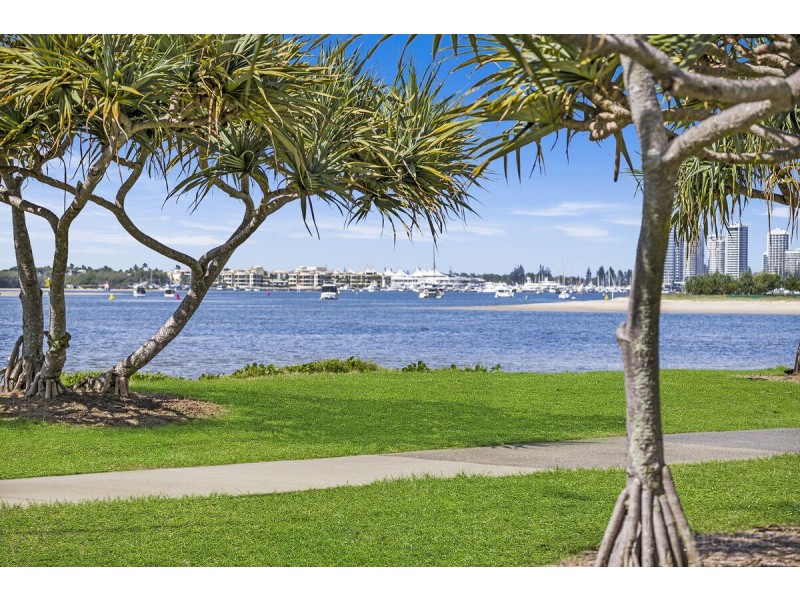 13/210 Marine Parade, Labrador QLD 4215