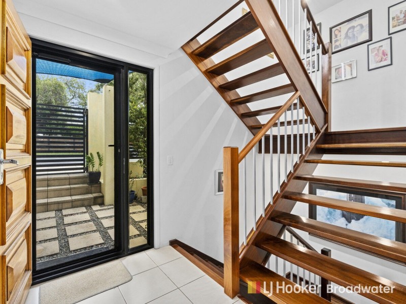 2/3 Hilltop  Street, Labrador QLD 4215