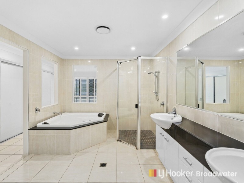 2/3 Hilltop  Street, Labrador QLD 4215