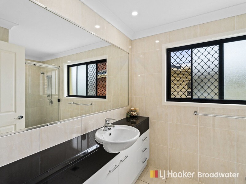 2/3 Hilltop  Street, Labrador QLD 4215