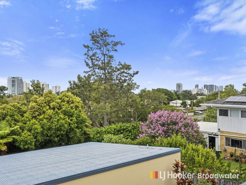 2/3 Hilltop  Street, Labrador QLD 4215