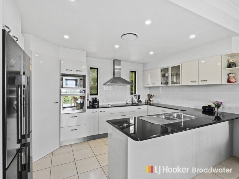 2/3 Hilltop  Street, Labrador QLD 4215