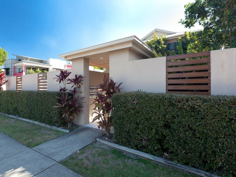 2/33 Harley Street, Labrador QLD 4215