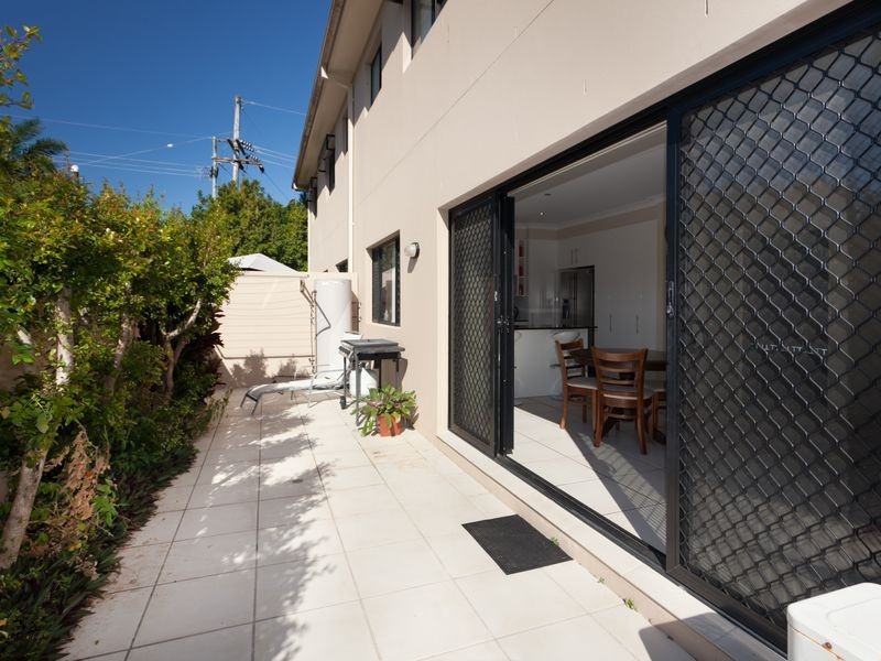 2/33 Harley Street, Labrador QLD 4215