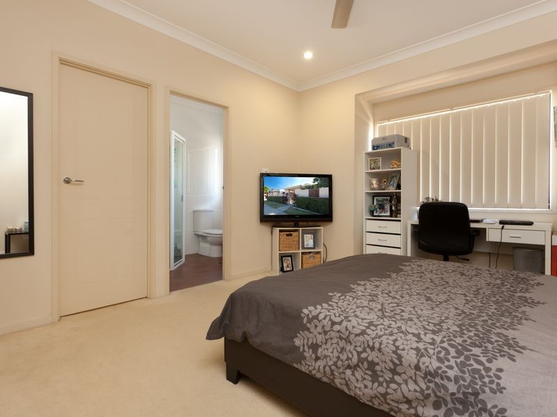 2/33 Harley Street, Labrador QLD 4215