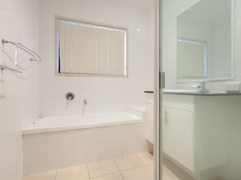 2/33 Harley Street, Labrador QLD 4215