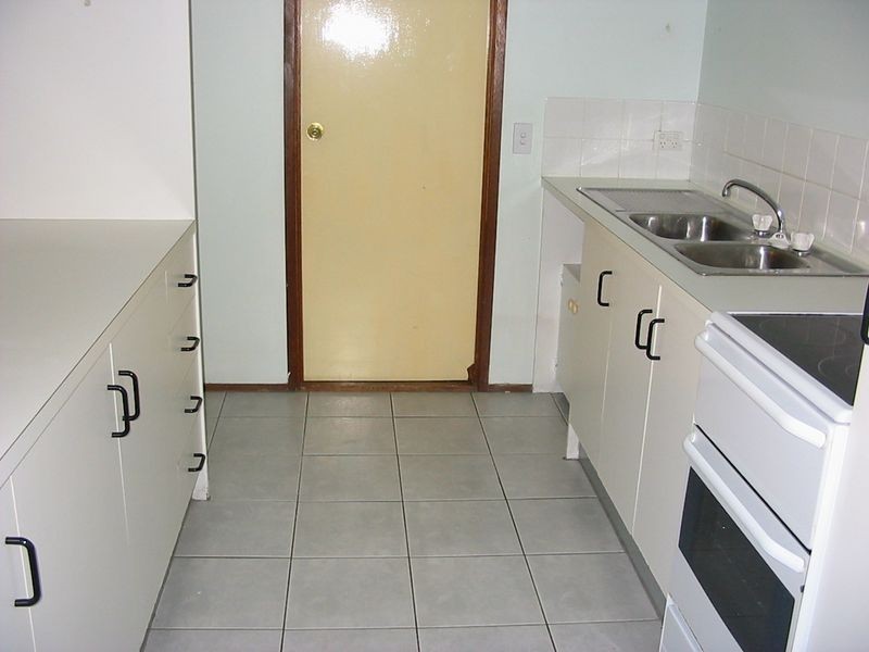 1/216 Olsen Avenue, Labrador QLD 4215