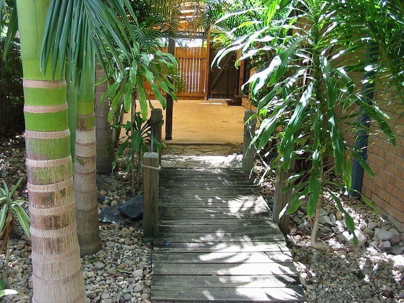 1/216 Olsen Avenue, Labrador QLD 4215