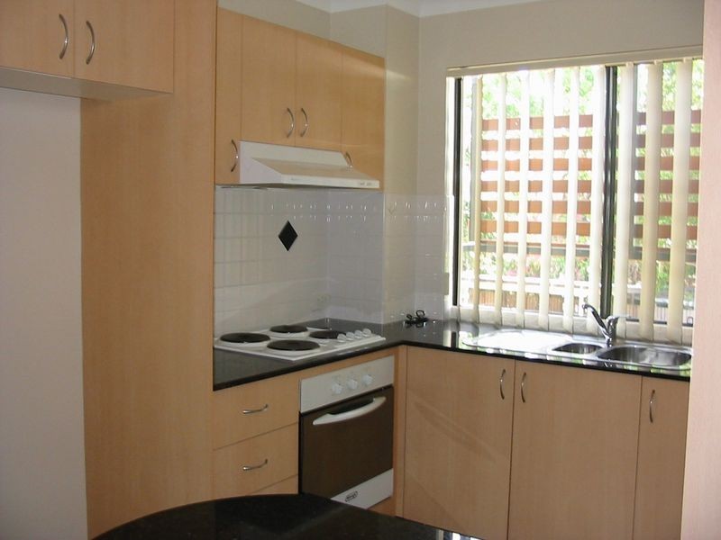 4/31 Middle Street, Labrador QLD 4215