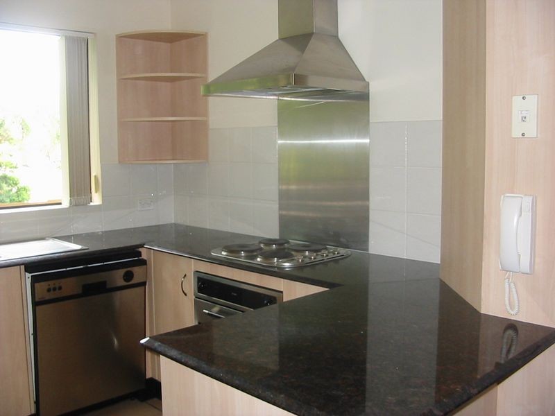 2/129 Muir Street, Labrador QLD 4215