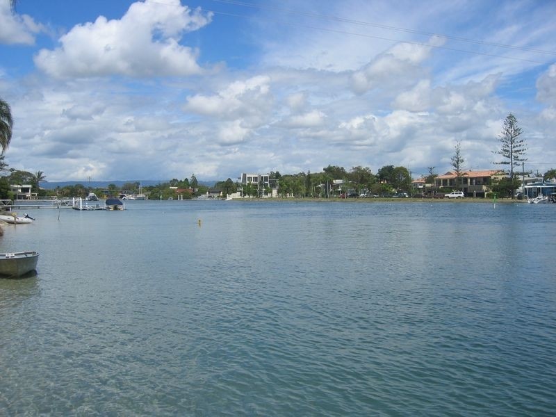 1/3 Vernia Place, Biggera Waters QLD 4216