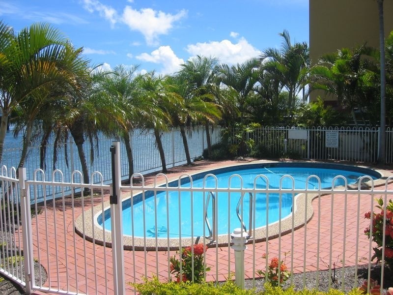 1/3 Vernia Place, Biggera Waters QLD 4216