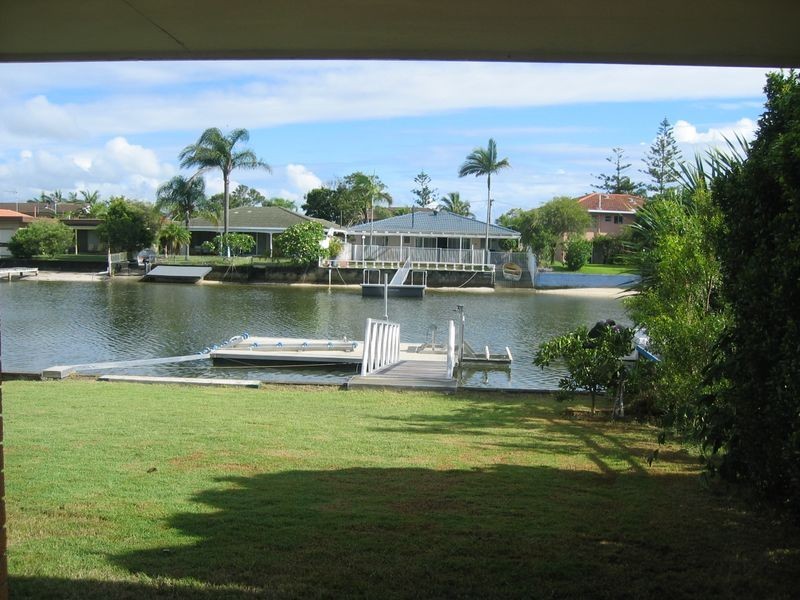 15 Vaggelas Crescent, Biggera Waters QLD 4216