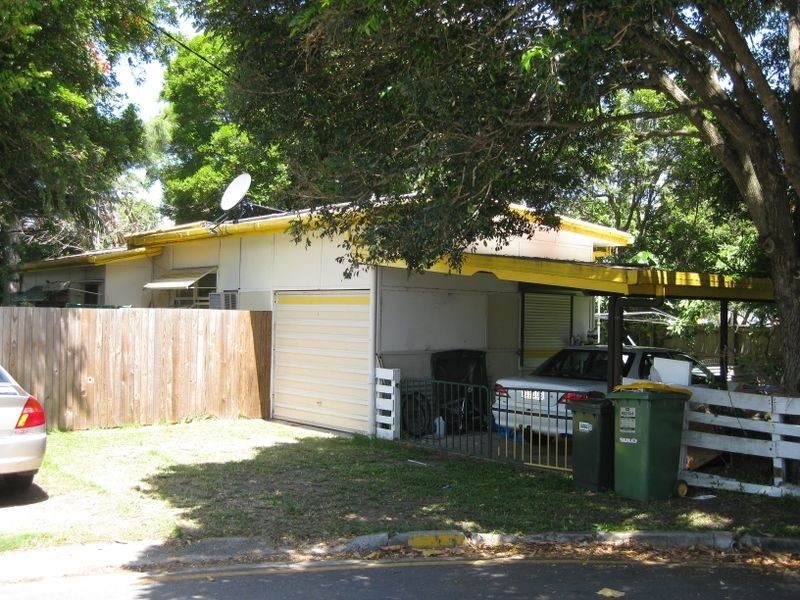 8 Sunshine Court, Labrador QLD 4215