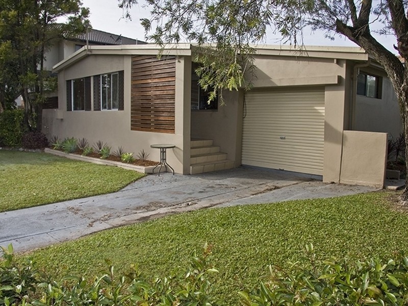 3 Thelma Avenue, Biggera Waters QLD 4216