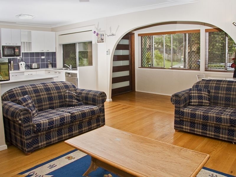 3 Thelma Avenue, Biggera Waters QLD 4216