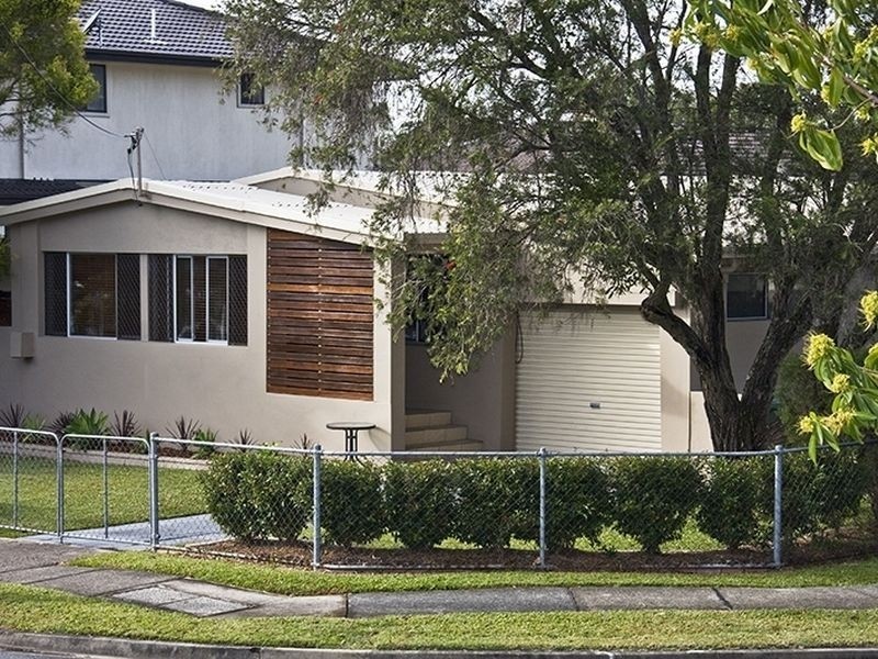 3 Thelma Avenue, Biggera Waters QLD 4216
