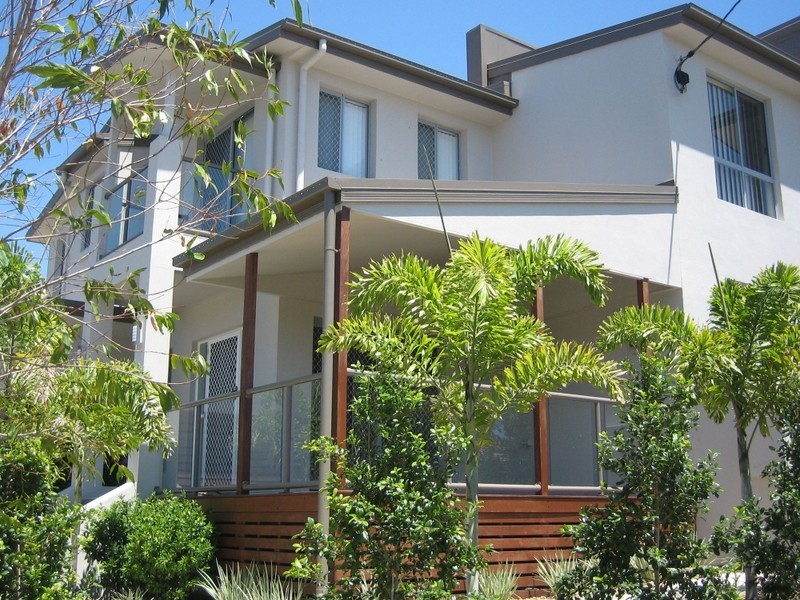 2/16 Wynflo Street, Labrador QLD 4215