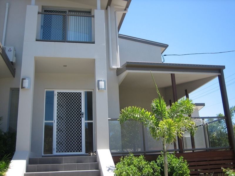 2/16 Wynflo Street, Labrador QLD 4215