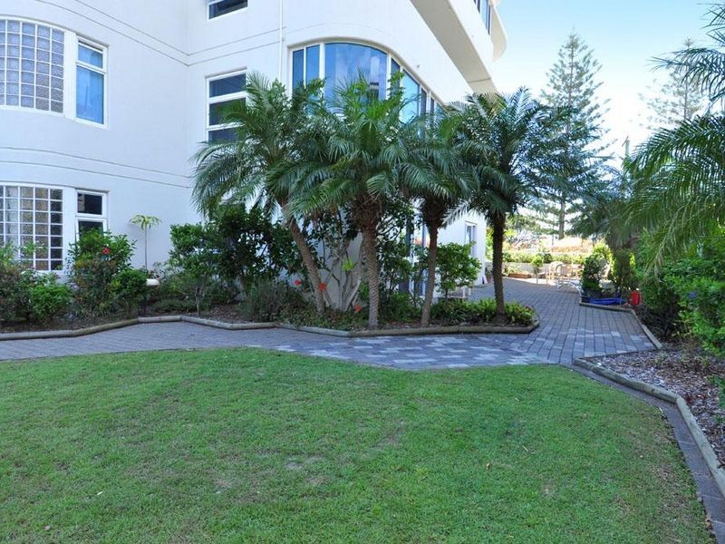 1/204 Marine Parade, Labrador QLD 4215