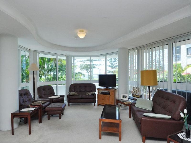 1/204 Marine Parade, Labrador QLD 4215