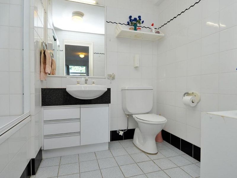 1/204 Marine Parade, Labrador QLD 4215