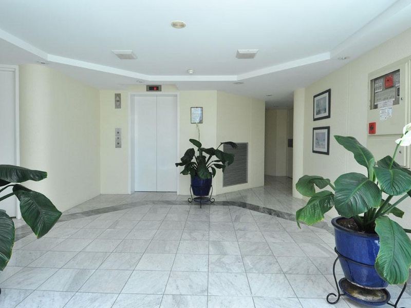 1/204 Marine Parade, Labrador QLD 4215