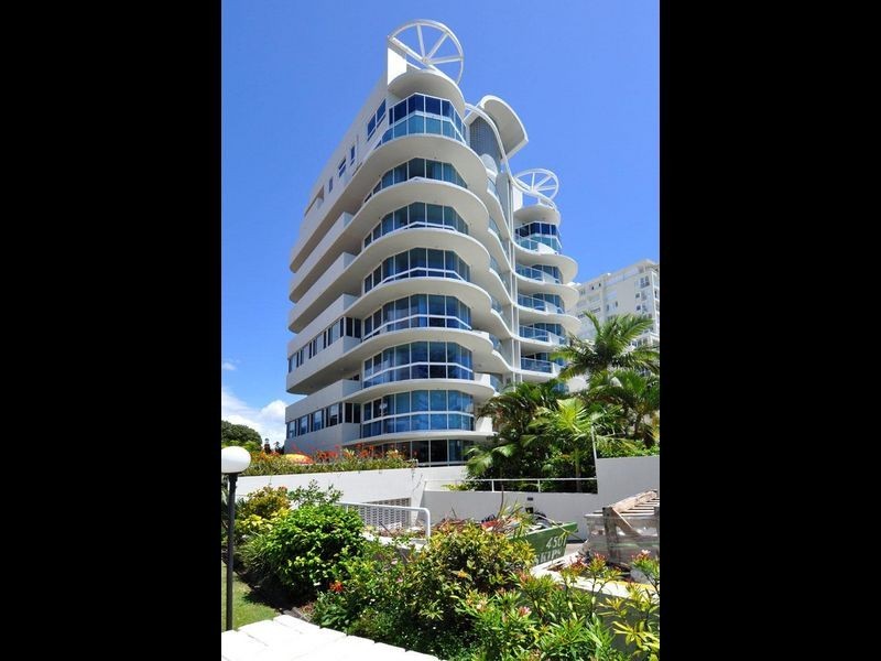 1/204 Marine Parade, Labrador QLD 4215