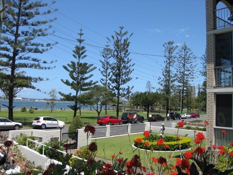 1/204 Marine Parade, Labrador QLD 4215