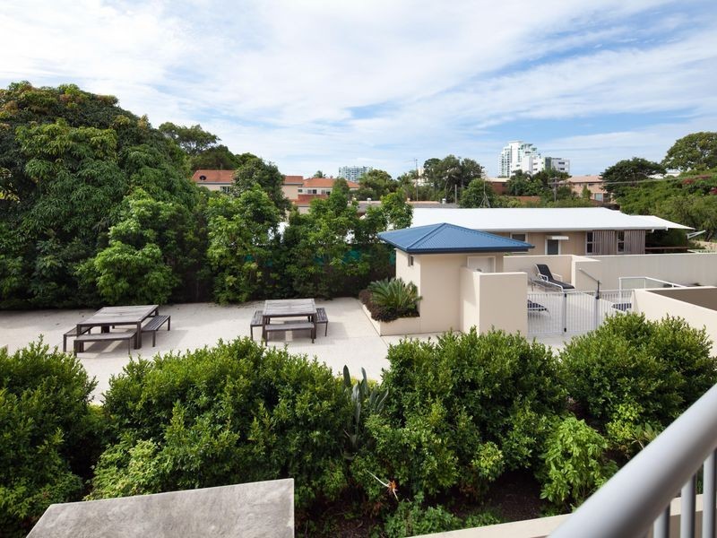 9/8 Proud Street, Labrador QLD 4215