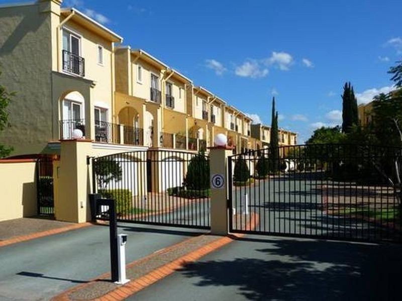 2/14 Pendraat Parade, Hope Island QLD 4212