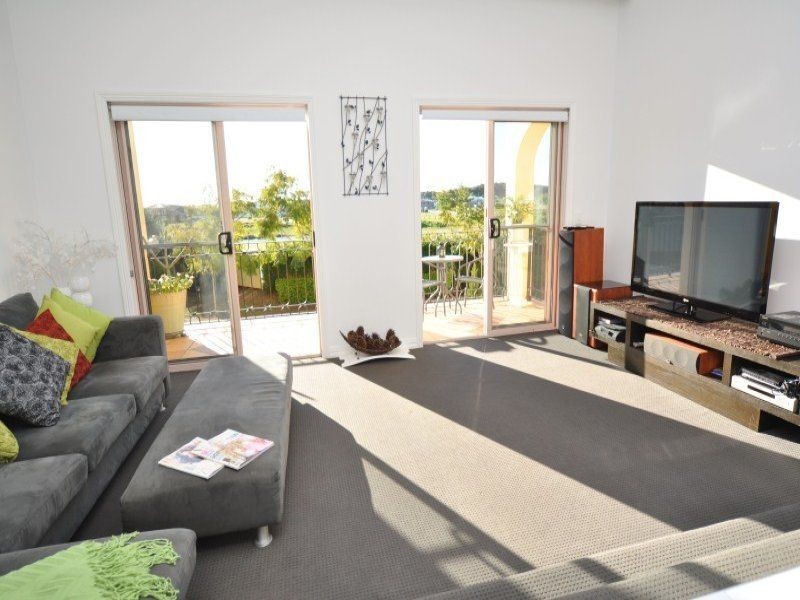 2/14 Pendraat Parade, Hope Island QLD 4212