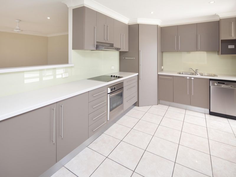 10 Tradewinds Avenue, Paradise Point QLD 4216